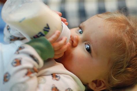 baby squirms and cries while bottle feeding